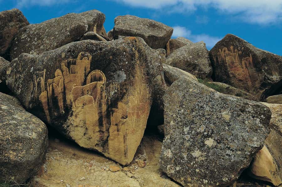 Baku: Gobustan/Absheron guided tour with lunch and tickets - Lunch at a local restaurant: delicious break, but watch your timing