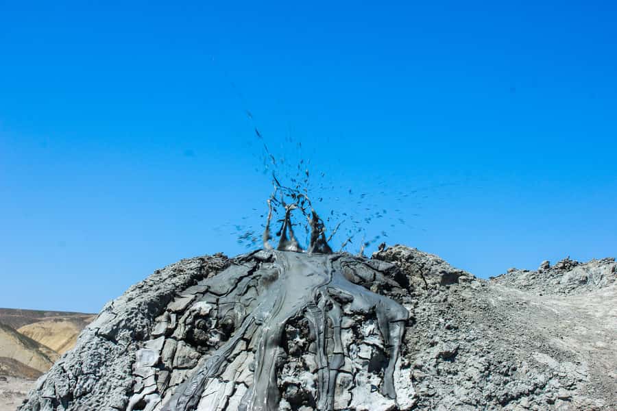 Baku: Gobustan, Mud Volcanoes, Ateshgah, and Yanardag Tour - Ateshgah Fire Temple: worship built around a flame story