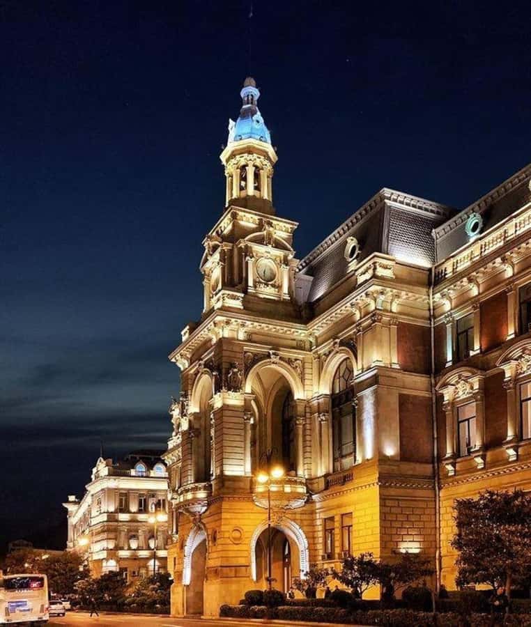 Baku Historical and modern tour in 2-3 hours+FREE Night tour - Mini Venice: A Pleasant Contrast to the Old Streets