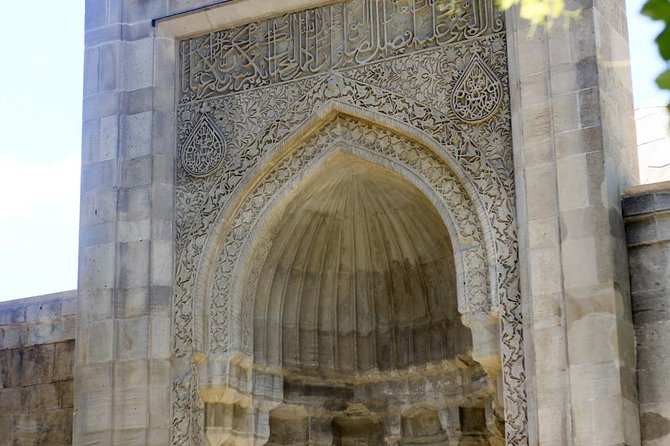 Baku Old City Tour - Aliaga Vahid and the Vahid Monument stop