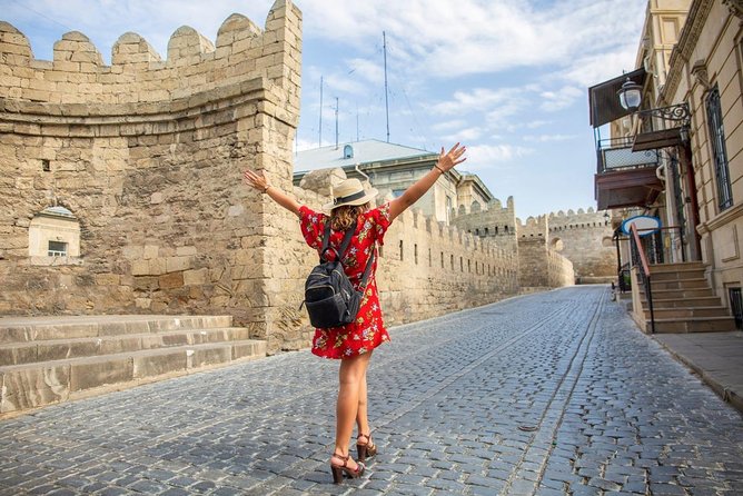 BAKU WALKING tour with the best STREET FOOD and DRINK tasting - How the guide turns snacks into city context