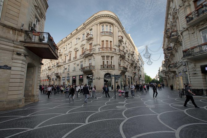 BAKU WALKING tour with the best STREET FOOD and DRINK tasting - Old Town time: what you gain from walking inside the walls