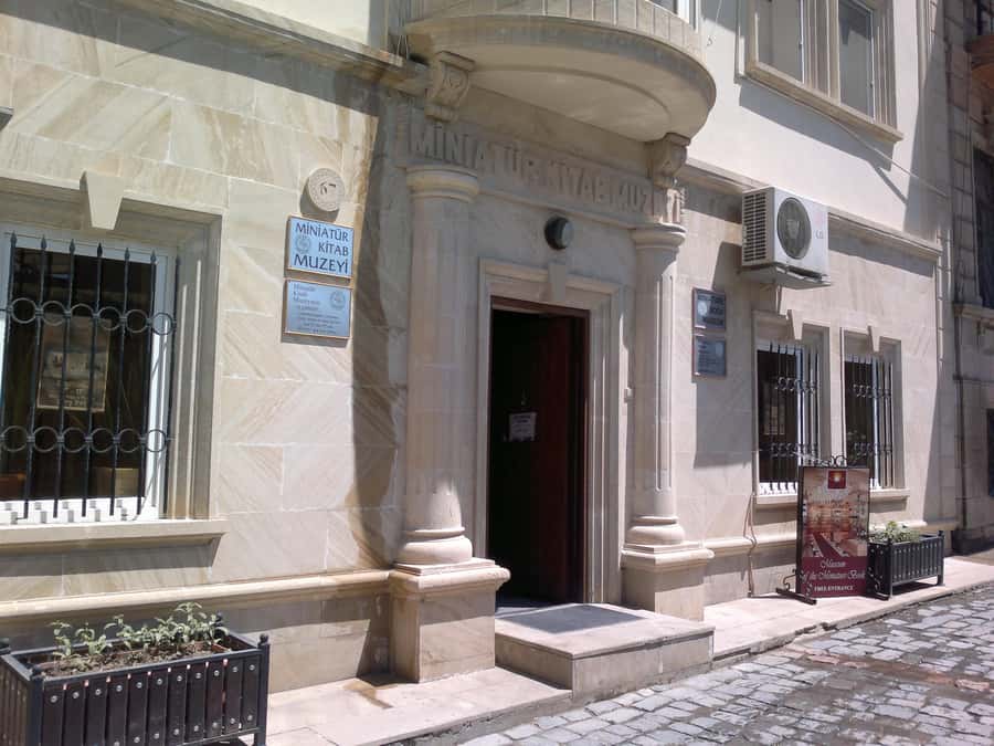 Best of Baku: 4-Hour City Tour Historic and Modern Landmarks - Caravanserais, Lovers and Cats, and the Underground Bath