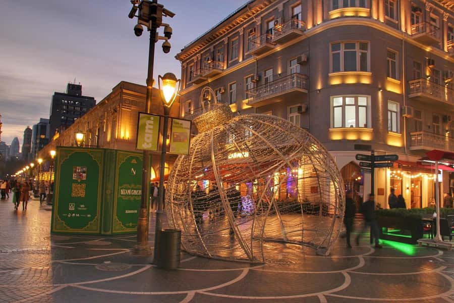 Incredible Baku Nights Panoramic Tour - Fountain Square: the handy reset point for photos and regrouping